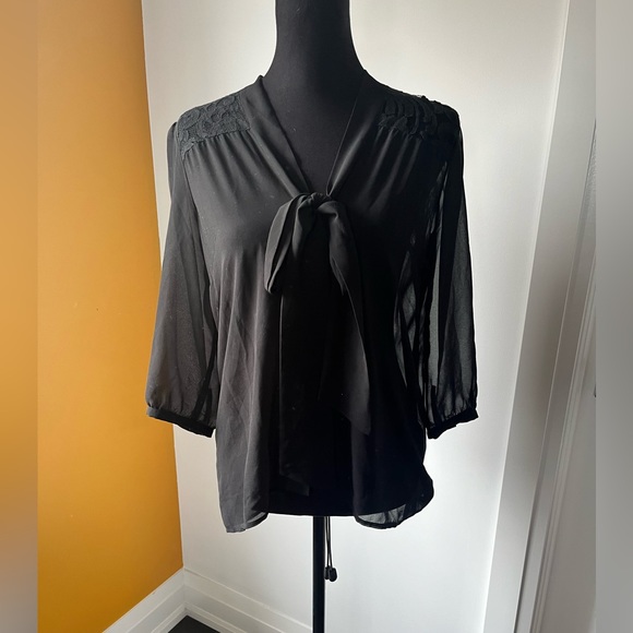 Pins and needles sheer blouse size medium item 05-31 - Picture 6 of 10
